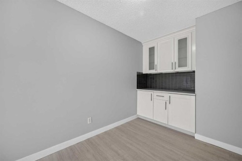 218 Bermuda Drive Nw, Calgary, AB - Indoor Photo Showing Other Room
