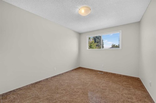 218 Bermuda Drive Nw, Calgary, AB - Indoor Photo Showing Other Room