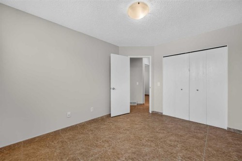 218 Bermuda Drive Nw, Calgary, AB - Indoor Photo Showing Other Room