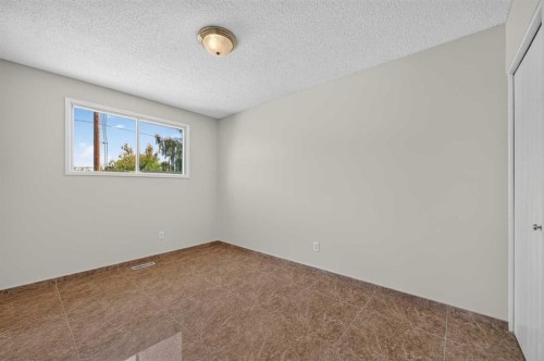 218 Bermuda Drive Nw, Calgary, AB - Indoor Photo Showing Other Room