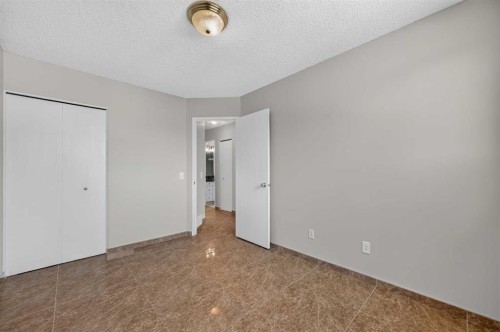 218 Bermuda Drive Nw, Calgary, AB - Indoor Photo Showing Other Room