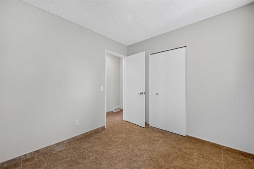 218 Bermuda Drive Nw, Calgary, AB - Indoor Photo Showing Other Room