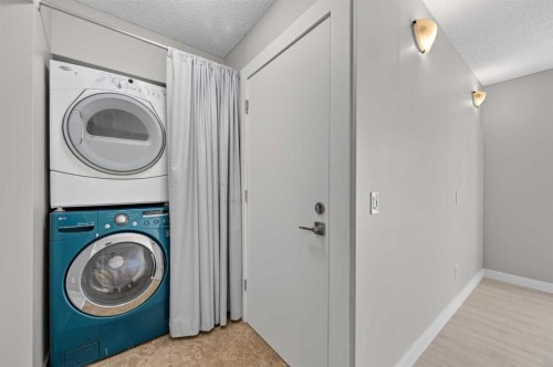 218 Bermuda Drive Nw, Calgary, AB - Indoor Photo Showing Laundry Room