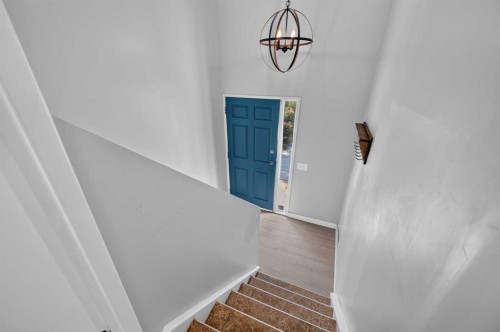 218 Bermuda Drive Nw, Calgary, AB - Indoor Photo Showing Other Room