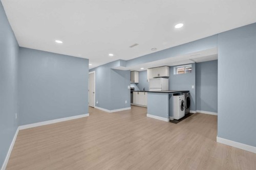 218 Bermuda Drive Nw, Calgary, AB - Indoor Photo Showing Kitchen