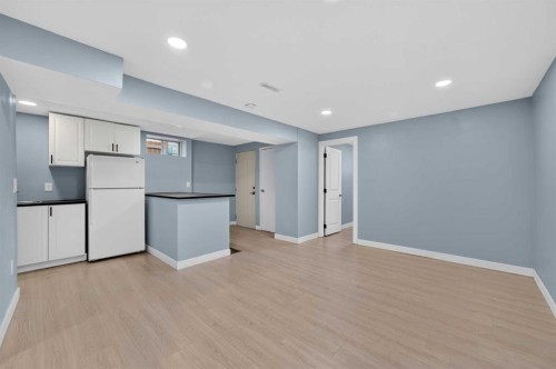 218 Bermuda Drive Nw, Calgary, AB - Indoor Photo Showing Kitchen