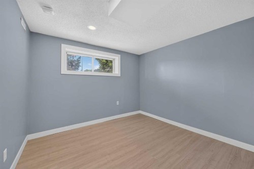 218 Bermuda Drive Nw, Calgary, AB - Indoor Photo Showing Other Room