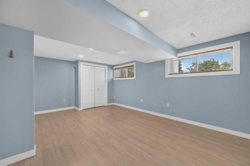 218 Bermuda Drive Nw, Calgary, AB - Indoor Photo Showing Other Room
