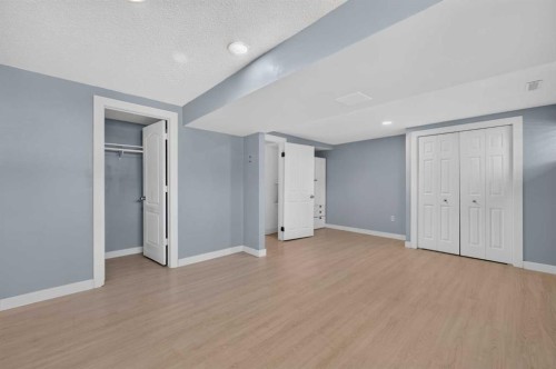 218 Bermuda Drive Nw, Calgary, AB - Indoor Photo Showing Other Room