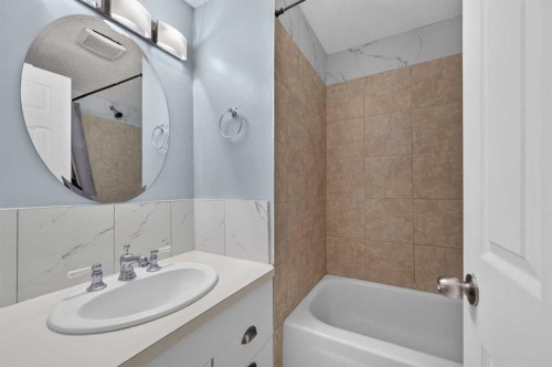 218 Bermuda Drive Nw, Calgary, AB - Indoor Photo Showing Bathroom
