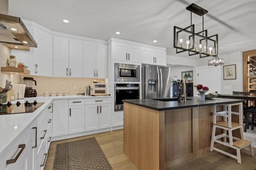 179 Capri Avenue Nw, Calgary, AB - Indoor Photo Showing Kitchen With Upgraded Kitchen
