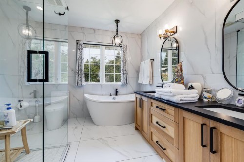 179 Capri Avenue Nw, Calgary, AB - Indoor Photo Showing Bathroom