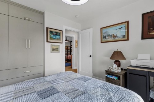 179 Capri Avenue Nw, Calgary, AB - Indoor Photo Showing Bedroom