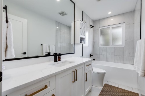 179 Capri Avenue Nw, Calgary, AB - Indoor Photo Showing Bathroom