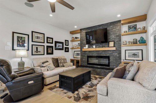 179 Capri Avenue Nw, Calgary, AB - Indoor Photo Showing Living Room With Fireplace