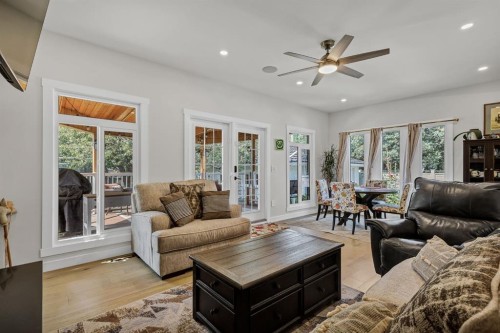 179 Capri Avenue Nw, Calgary, AB - Indoor Photo Showing Living Room