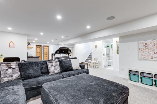 179 Capri Avenue Nw, Calgary, AB - Indoor Photo Showing Living Room