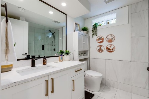 179 Capri Avenue Nw, Calgary, AB - Indoor Photo Showing Bathroom