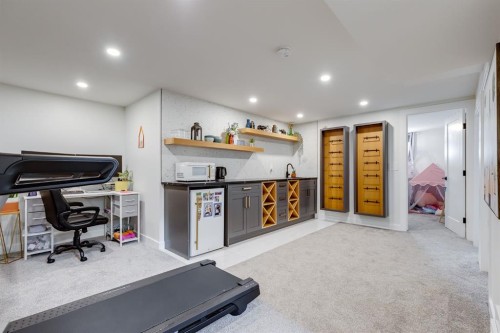 179 Capri Avenue Nw, Calgary, AB - Indoor