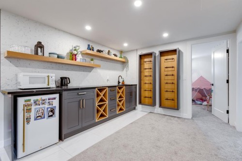 179 Capri Avenue Nw, Calgary, AB - Indoor Photo Showing Other Room