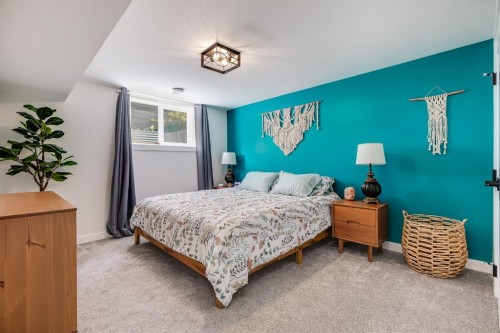 179 Capri Avenue Nw, Calgary, AB - Indoor Photo Showing Bedroom
