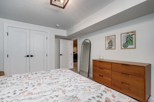 179 Capri Avenue Nw, Calgary, AB - Indoor Photo Showing Bedroom