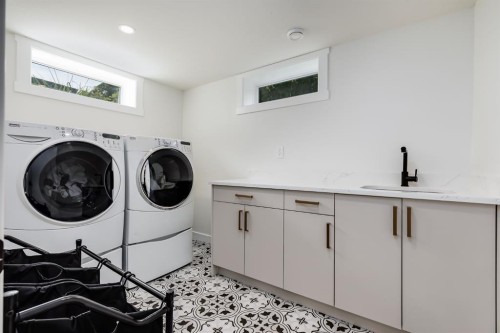 179 Capri Avenue Nw, Calgary, AB - Indoor Photo Showing Laundry Room