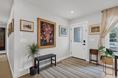 179 Capri Avenue Nw, Calgary, AB - Indoor Photo Showing Other Room