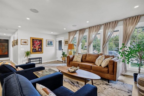 179 Capri Avenue Nw, Calgary, AB - Indoor Photo Showing Living Room