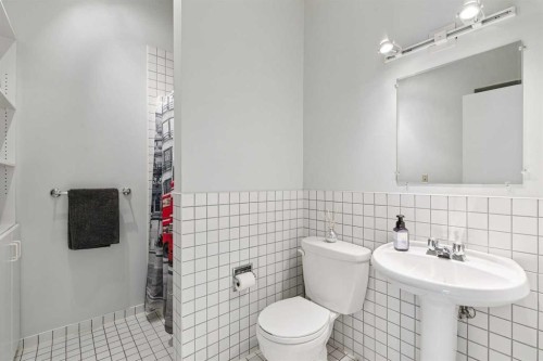 715 5 Street Ne, Calgary, AB - Indoor Photo Showing Bathroom