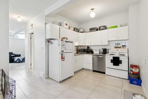 715 5 Street Ne, Calgary, AB - Indoor Photo Showing Kitchen
