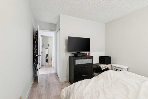 715 5 Street Ne, Calgary, AB - Indoor Photo Showing Bedroom