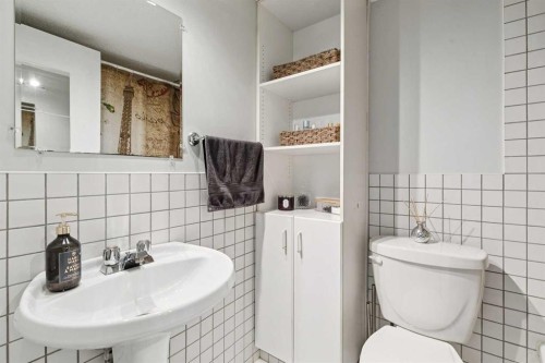 715 5 Street Ne, Calgary, AB - Indoor Photo Showing Bathroom