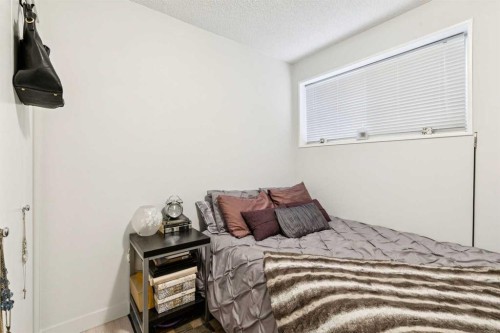 715 5 Street Ne, Calgary, AB - Indoor Photo Showing Bedroom
