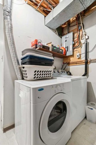 715 5 Street Ne, Calgary, AB - Indoor Photo Showing Laundry Room