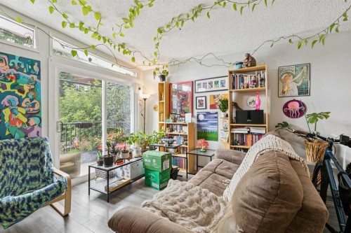 715 5 Street Ne, Calgary, AB - Indoor Photo Showing Living Room