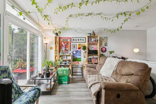715 5 Street Ne, Calgary, AB - Indoor Photo Showing Living Room