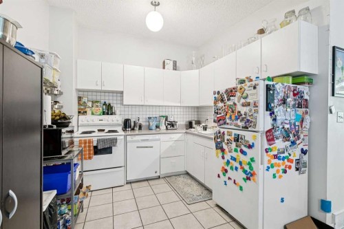 715 5 Street Ne, Calgary, AB - Indoor Photo Showing Kitchen