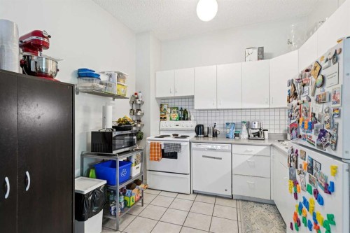 715 5 Street Ne, Calgary, AB - Indoor Photo Showing Kitchen