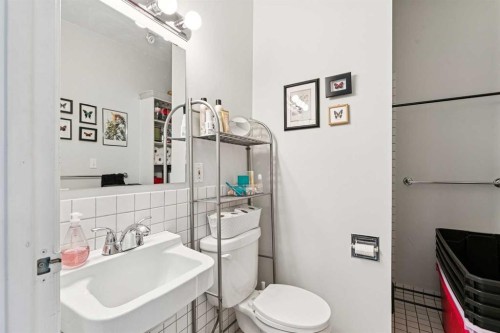 715 5 Street Ne, Calgary, AB - Indoor Photo Showing Bathroom