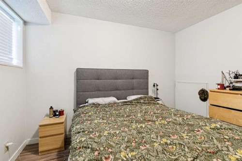 715 5 Street Ne, Calgary, AB - Indoor Photo Showing Bedroom