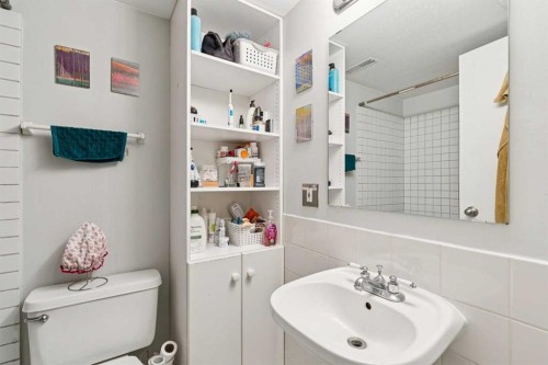 715 5 Street Ne, Calgary, AB - Indoor Photo Showing Bathroom