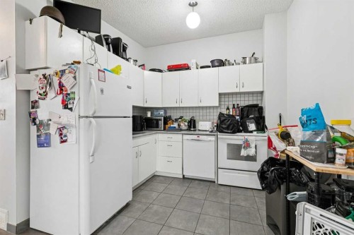 715 5 Street Ne, Calgary, AB - Indoor Photo Showing Kitchen