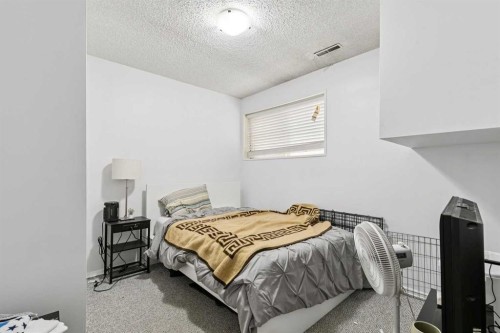 715 5 Street Ne, Calgary, AB - Indoor Photo Showing Bedroom