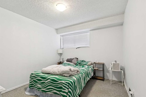 715 5 Street Ne, Calgary, AB - Indoor Photo Showing Bedroom
