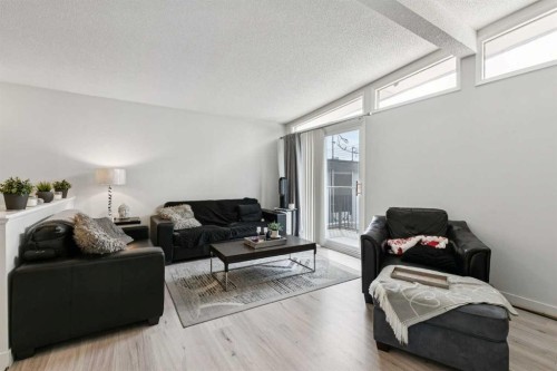 715 5 Street Ne, Calgary, AB - Indoor Photo Showing Living Room