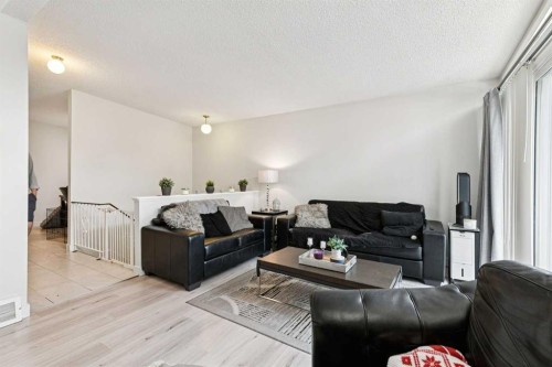 715 5 Street Ne, Calgary, AB - Indoor Photo Showing Living Room