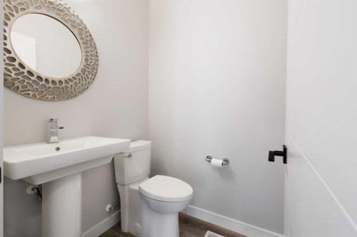 100 Crestbrook View Sw, Calgary, AB - Indoor Photo Showing Bathroom