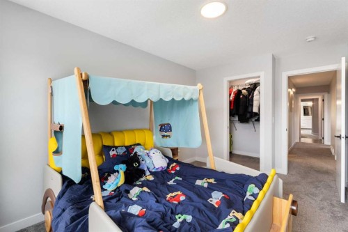 100 Crestbrook View Sw, Calgary, AB - Indoor Photo Showing Bedroom