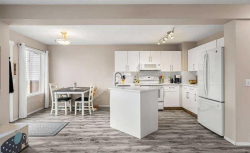359 Mt Apex Green Se, Calgary, AB - Indoor Photo Showing Kitchen